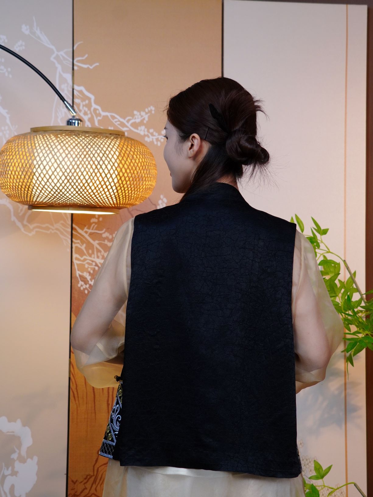 古月茗里【墨染风华】新中式黑色醋酸龟裂纹不规则下摆刺绣拼接马甲