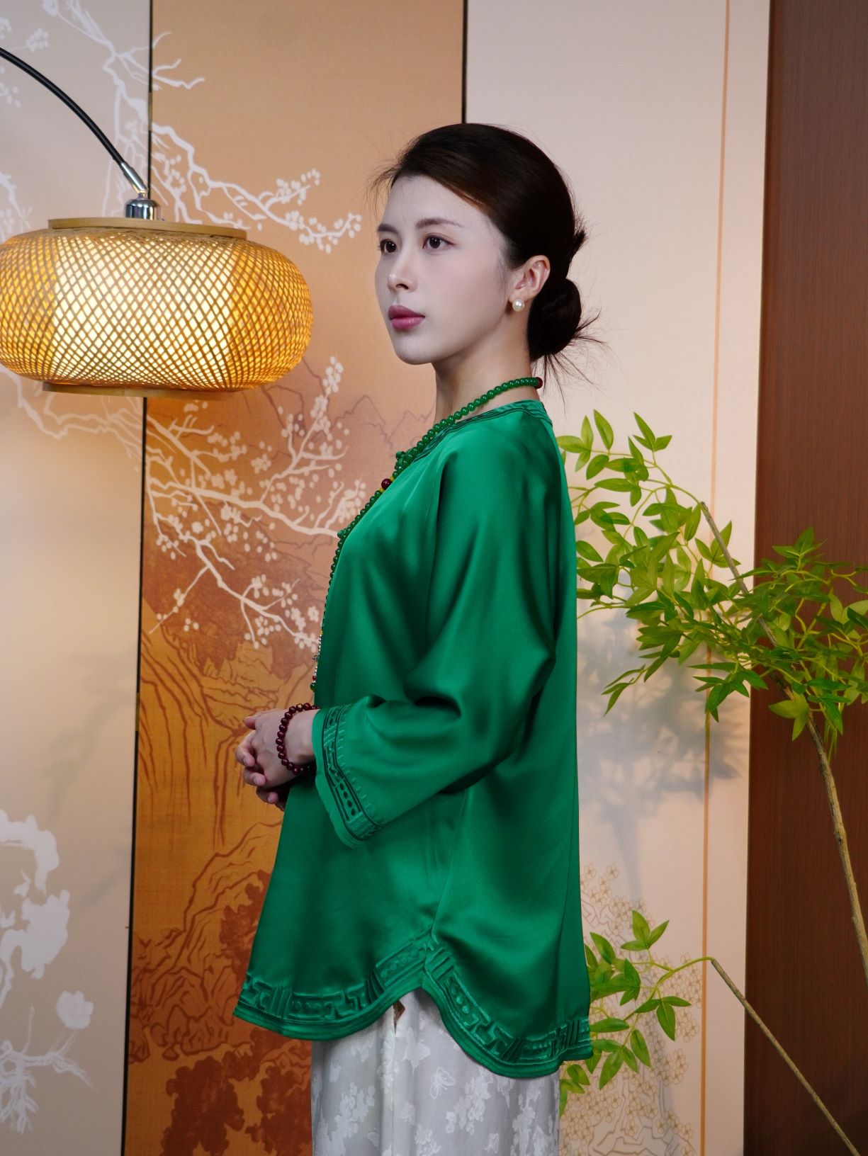 古月茗里【翠羽织锦】新中式祖母绿边缘刺绣手工盘扣圆领薄款上衣