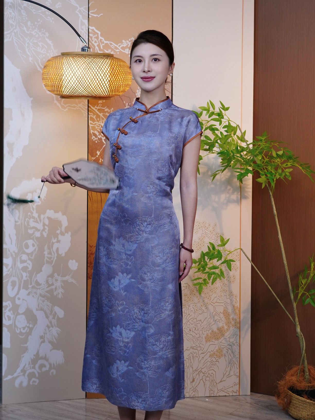 古月茗里【檀香绣影】新中式香云纱靛蓝色斜襟盘扣暗纹提花立领左开叉旗袍