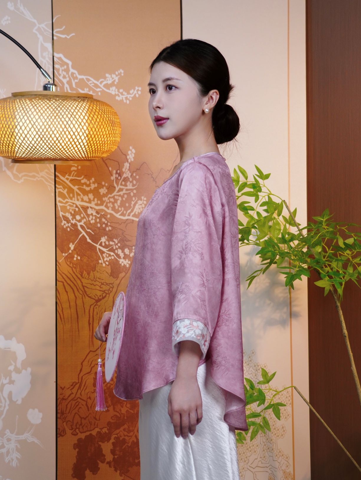 古月茗里【霜绫素影】新中式必入款显白藕粉色草色暗纹提花重工袖口珠绣领口装饰点缀圆领长袖上衣