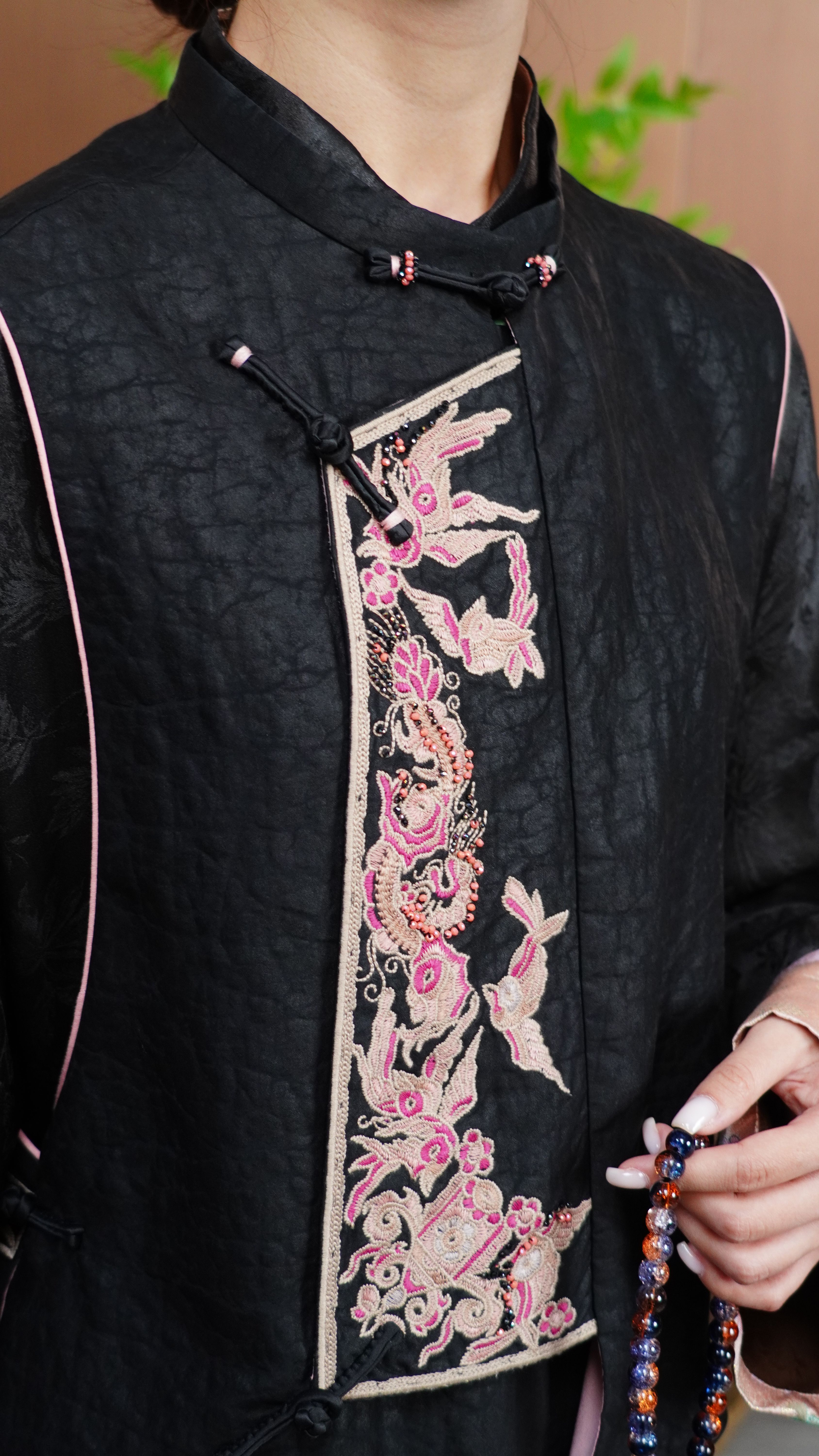 古月茗里【黛织云纹】新中式黑色中领龟裂纹绣花盘扣马甲