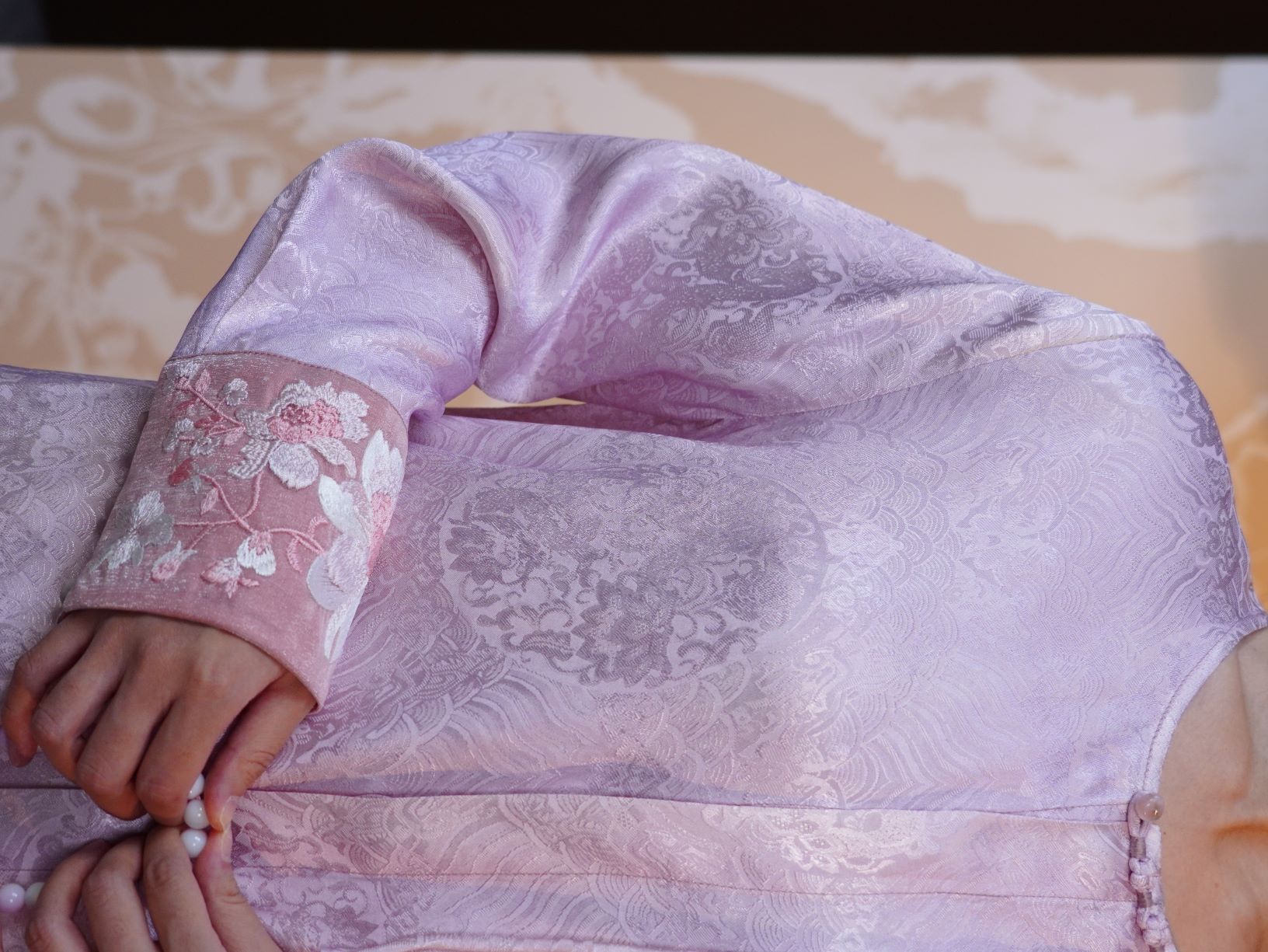 古月茗里【云岫轻罗】新中式必入款显白浅粉色暗纹提花手工流苏盘扣重工刺绣拼袖圆领百搭上衣