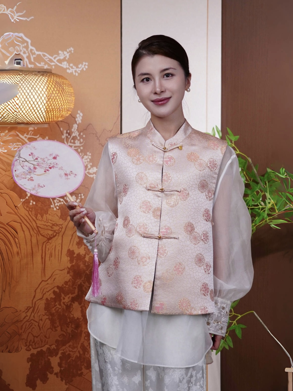 古月茗里【粉娇玉润】新中式宋锦圆形花色图案金色盘扣立领粉色马甲