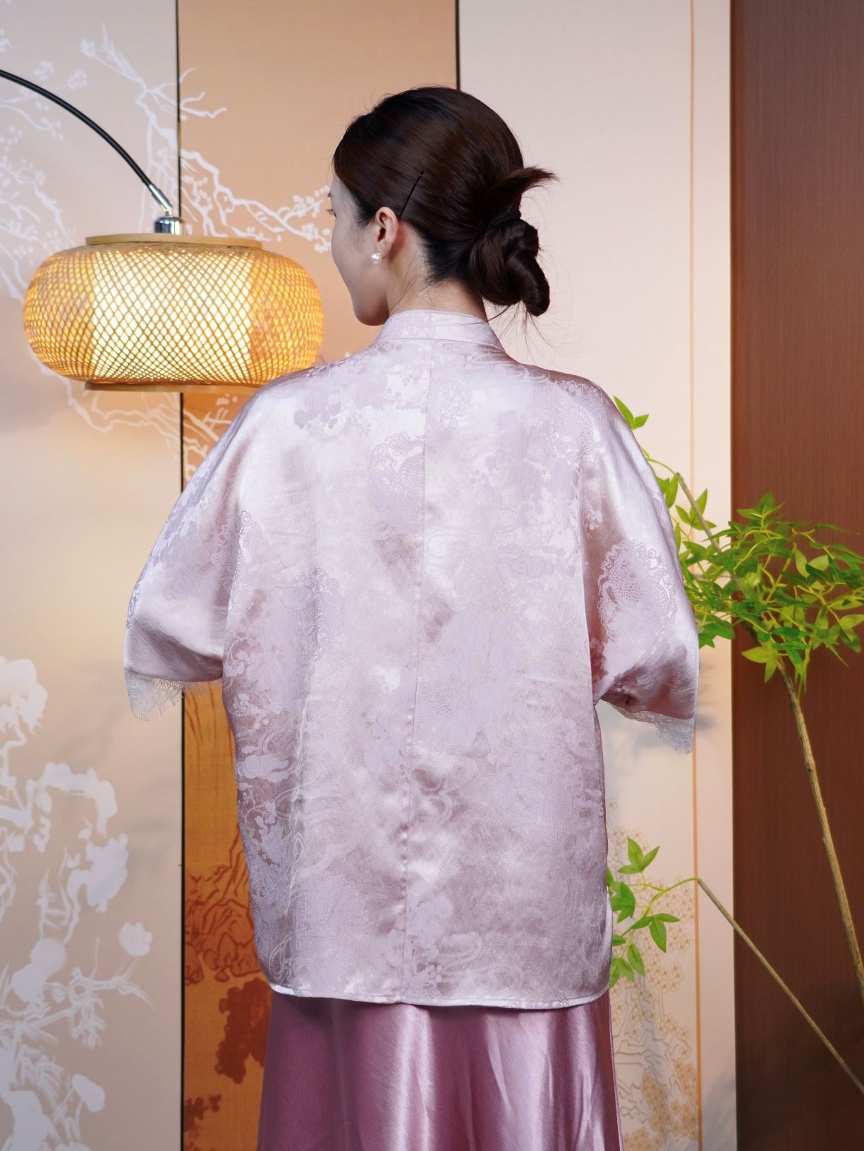 古月茗里【朱槿凝姿】新中式设计感显白藕粉色暗纹提花袖口下摆蕾丝拼接手工盘扣立领五分袖上衣