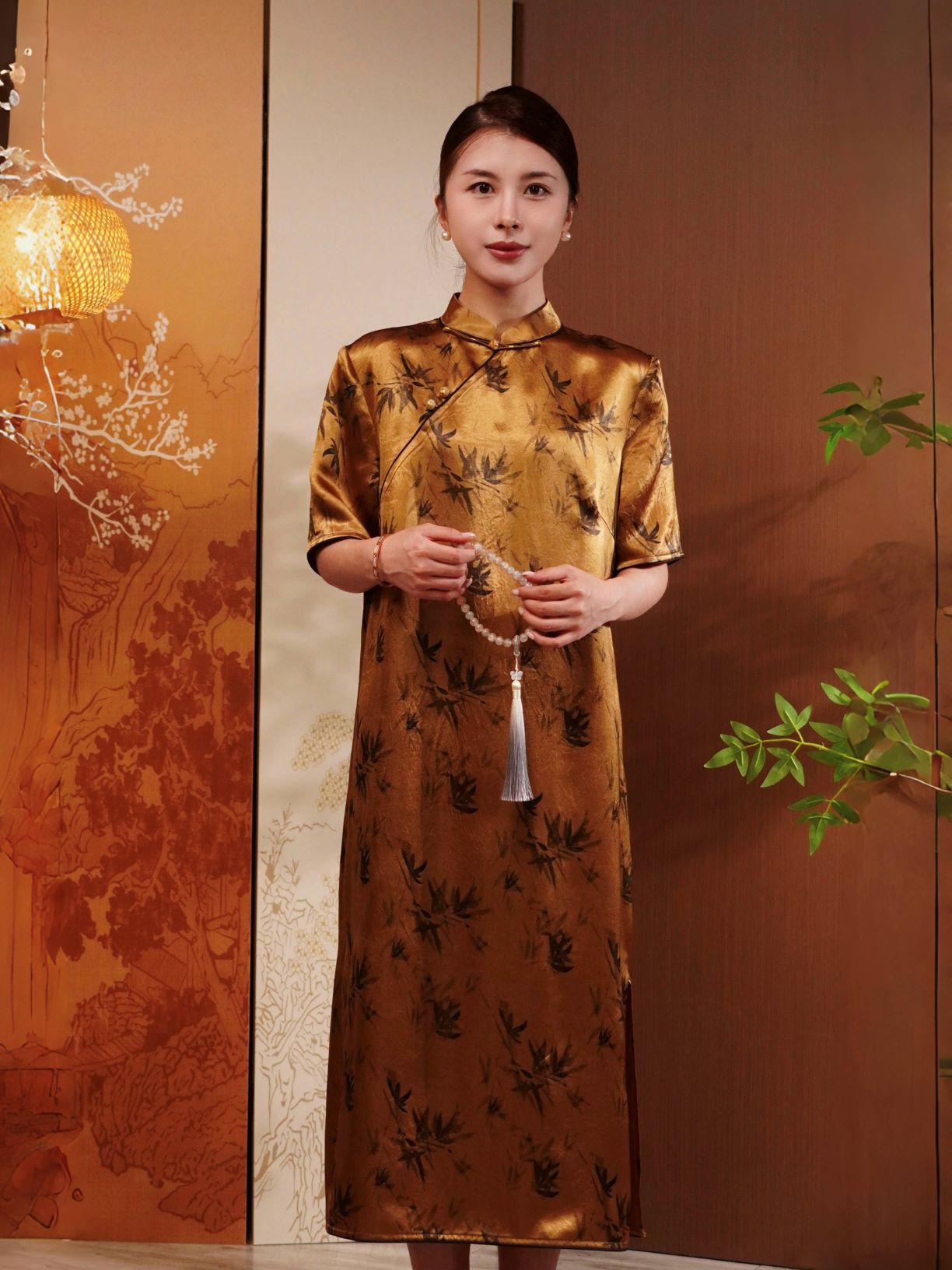 古月茗里【竹露鎏金】新中式醋酸缎面立领斜襟竹林印花连衣裙