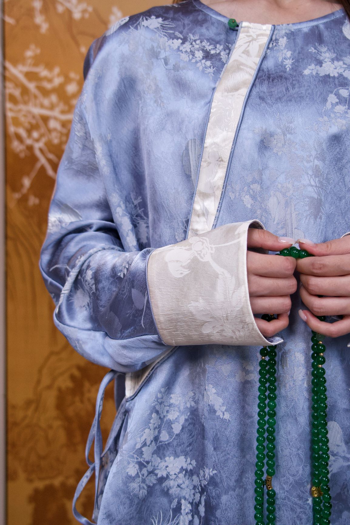 古月茗里【霁蓝凝霜】新中式蓝色梦幻印花流苏绑带落肩圆领白色拼袖外套