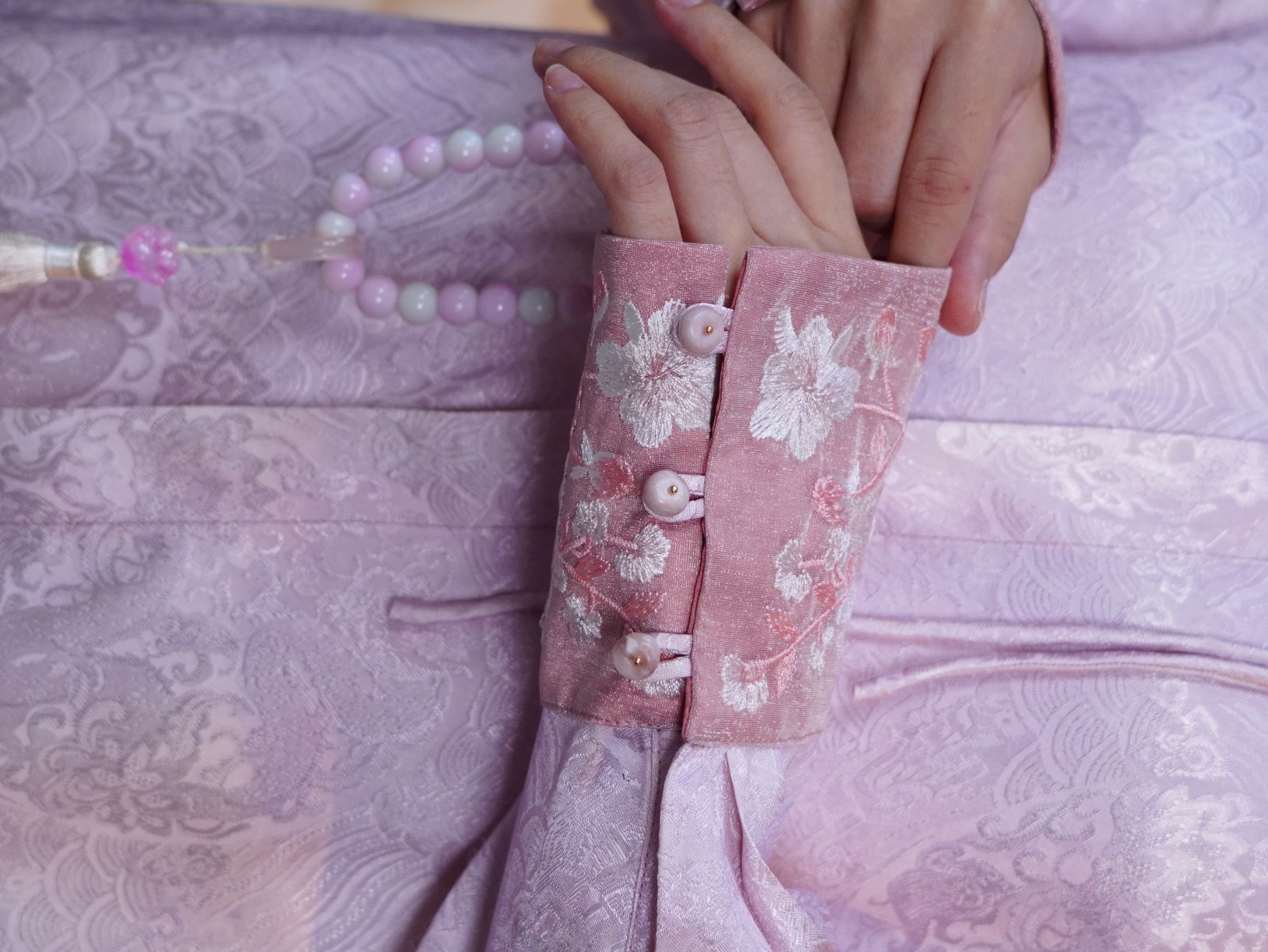 古月茗里【云岫轻罗】新中式必入款显白浅粉色暗纹提花手工流苏盘扣重工刺绣拼袖圆领百搭上衣