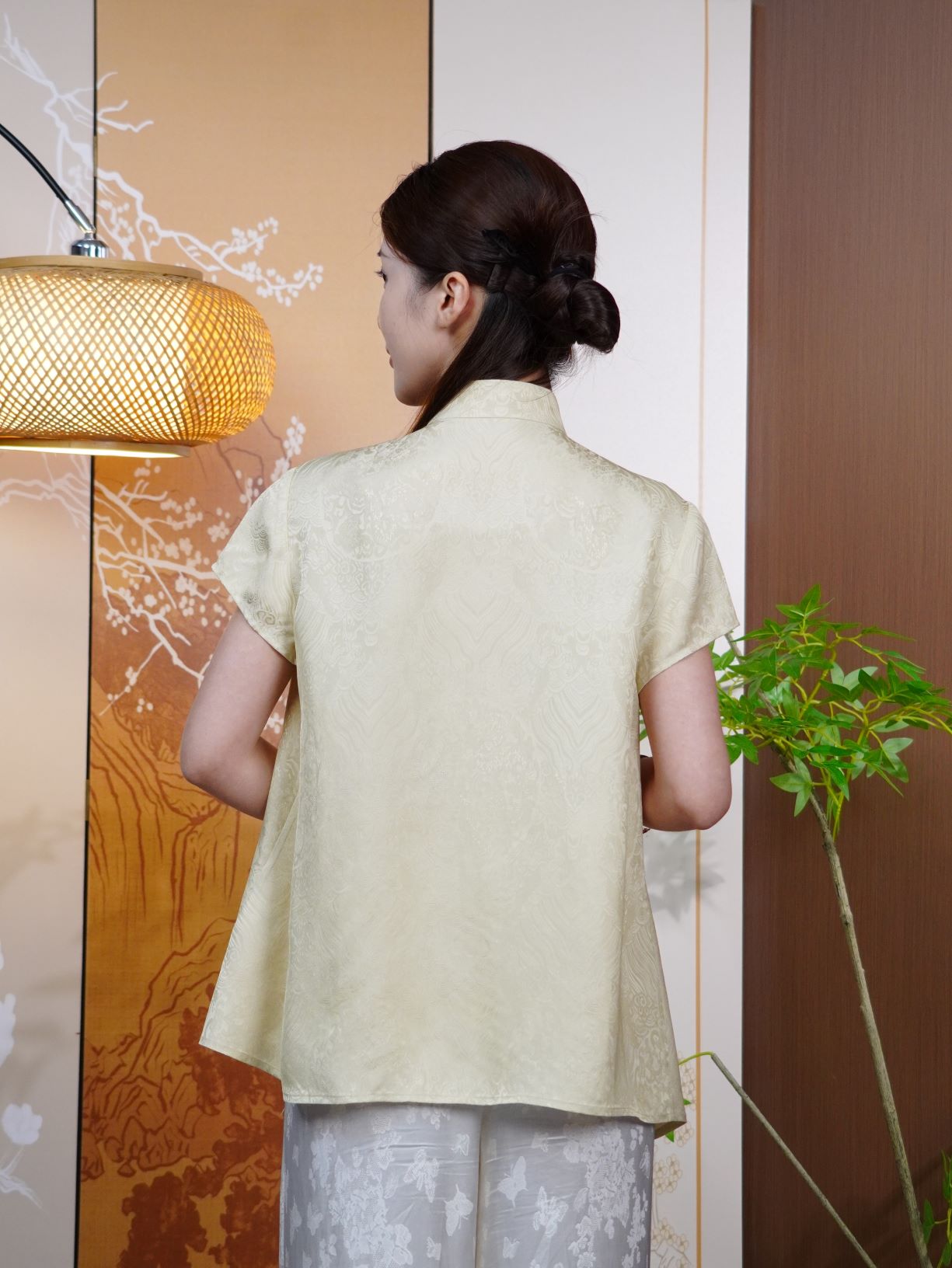 古月茗里【祥云吉兆】新中式淡黄色祥云暗纹提花立领流苏盘扣斜襟不规则下摆短袖上衣