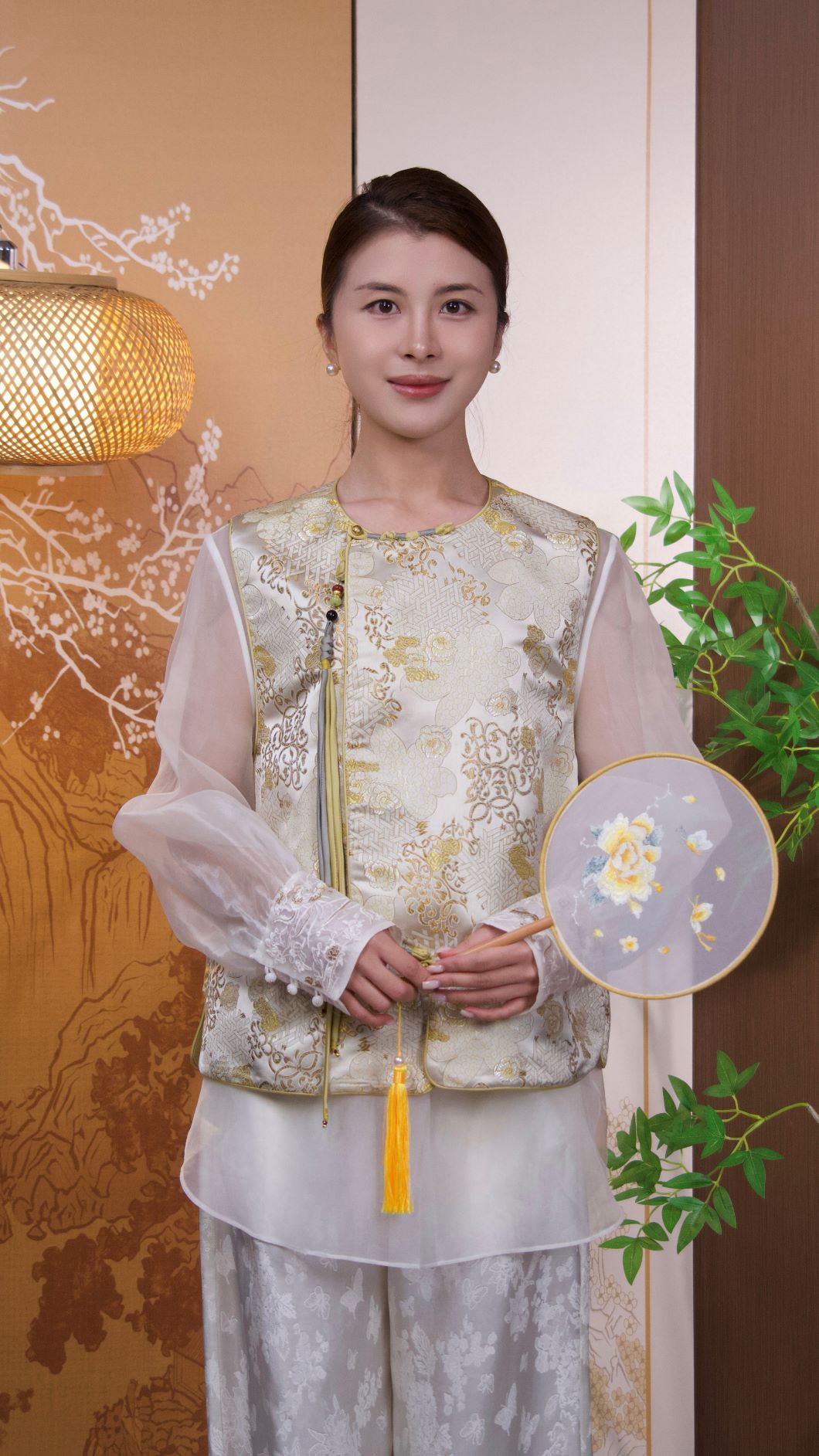 古月茗里【缃色云裁】新中式淡黄色宋锦斜襟流苏盘扣圆领马甲